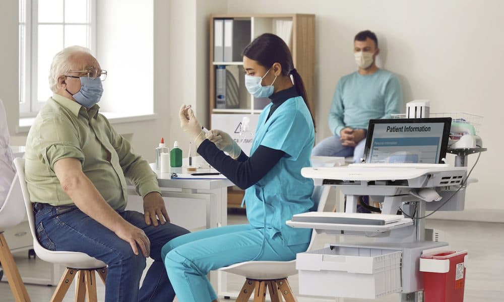 Mobile medical carts support vaccination process