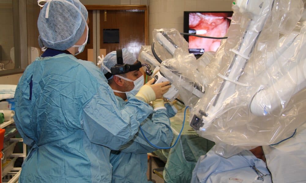 5886_World first cancer surgery Pioneering robotic thoracic surgery (RATS) broadcast live from Arab Health 2022