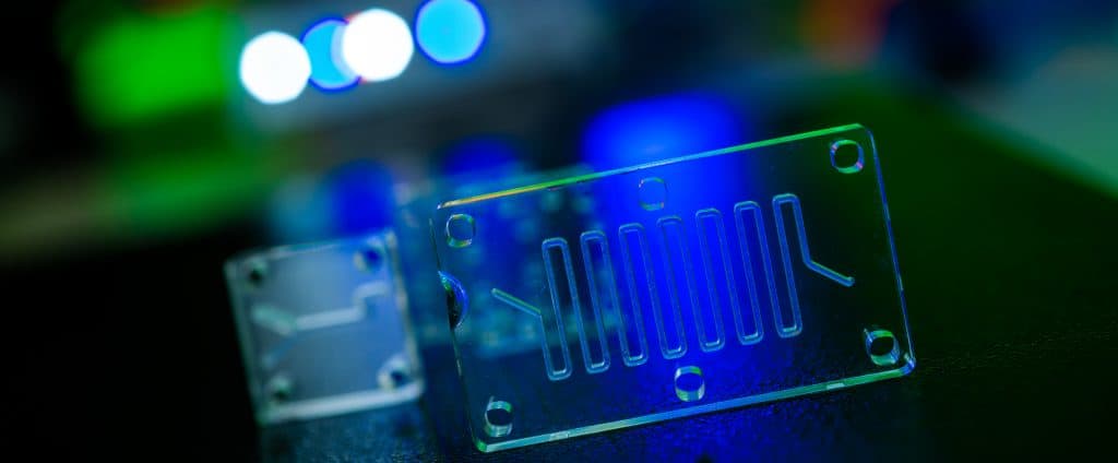 microfluidic device chip that simulates biological organs that is type of artificial organ.